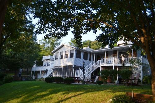 Anchor Inn On The Lake Bed And Breakfast Брэнсон Экстерьер фото